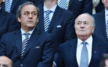 Ông Platini (trái) là ứng cử viên sáng giá thay thế Chủ tịch Blatter.