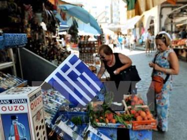 Người dân Hy lạp mua sắm tại một cửa hàng ở thành phố Thessaloniki.