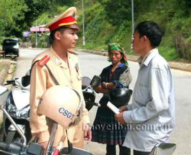 Hiện tại vẫn chưa tiến hành xử phạt đối với chủ xe mô tô không nộp phí bảo trì đường bộ. (Ảnh: Lực lượng cảnh sát giao thông huyện Mù Cang Chải tăng cường tuần tra, kiểm soát trên các tuyến đường).
