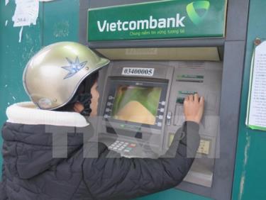 Khách hàng rút tiền tại ATM Vietcombank.