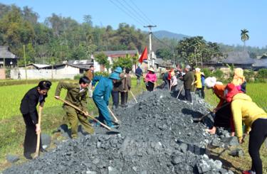 Nhân dân Văn Chấn chung sức làm đường giao thông nông thôn.