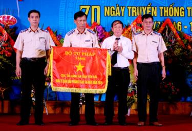 Thừa ủy quyền của Bộ trưởng Bộ Tư pháp, đồng chí Nguyễn Thanh Thủy – Phó Tổng cục trưởng Tổng cục THADS trao tặng “Cờ thi đua ngành tư pháp” cho Cục THADS tỉnh.
