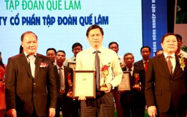 Đại diện lãnh đạo Bộ Nông nghiệp và Trung ương Hội nông dân Việt Nam trao bằng khen cho cá nhân tiêu biểu.
