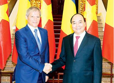 Thủ tướng Nguyễn Xuân Phúc đón Thủ tướng Romania Dacian Ciolos.