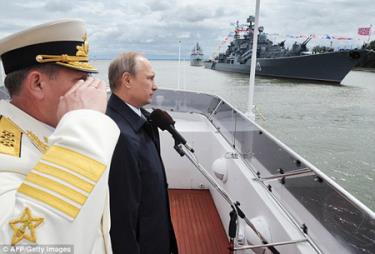 Tổng thống Nga Putin trong chuyến thăm Hạm đội Baltic.