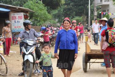 Do địa bàn rộng, việc đưa đón con em đi học sẽ gặp nhiều khó khăn, nhưng các phụ huynh ở xã Minh Chuẩn vẫn đồng thuận cao trong thực hiện Đề án sắp xếp quy mô, mạng lưới  trường, lớp học.