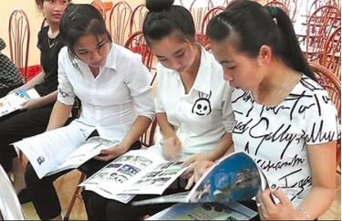 Thanh niên tìm hiểu thị trường lao động tại hội thảo.