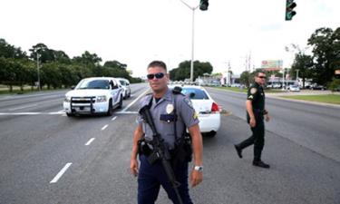 Cảnh sát cấm một con đường ở Baton Rouge sau khi xuất hiện thông tin xảy ra nổ súng tại đây.