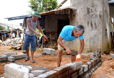 Ông Trường cần mẫn tiếp tục mở rộng quy mô chăn nuôi lợn.
