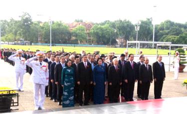 Đoàn đại biểu Quốc hội do Tổng Bí thư Nguyễn Phú Trọng dẫn đầu đã đến đặt vòng hoa và vào Lăng viếng Chủ tịch Hồ Chí Minh.