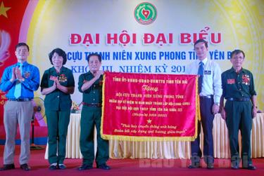 Phó chủ tịch UBND tỉnh Dương Văn Tiến tặng Đại hội bức cờ thêu.

