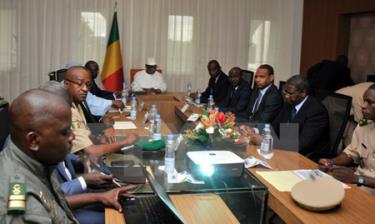 Tổng thống Mali Ibrahim Boubacar Keita (giữa) triệu tập cuộc họp an ninh khẩn sau vụ tấn công.