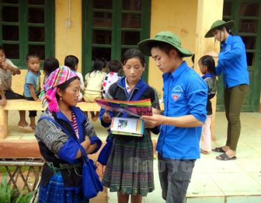 Lực lượng thanh niên tình nguyện tuyên truyền pháp luật tới đồng bào các xã vùng cao.
