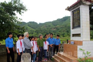 Bia di tích đình Làng Vần - nơi đã diễn ra lễ tế cờ để lực lượng vũ trang Yên Bái tham gia giành chính quyền trong cuộc khởi nghĩa tháng Tám năm 1945.