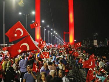Người biểu tình ủng hộ Chính phủ Thổ Nhĩ Kỳ đã tuần hành trên cầu Bosphorus.