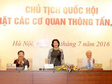 Chủ tịch Quốc hội Nguyễn Thị Kim Ngân trả lời câu hỏi của các phóng viên.