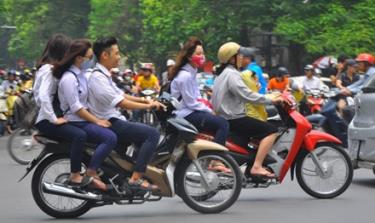 Người điều khiển môtô, xe gắn máy (kể cả xe máy điện), vượt đèn vàng bị phạt 300.000 - 400.000 đồng.
