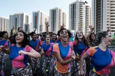 Các vũ công reo hò tại buổi mở cửa chào đón các đoàn dự Olympic 2016 tại Làng Olympic.