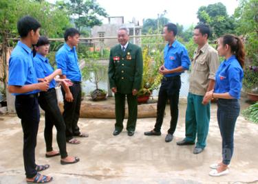 Cựu chiến binh Hoàng Đình Thăng - thôn Đại Thành, xã Đại Phác kể chuyện truyền thống với thế hệ trẻ.
