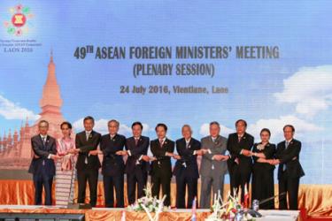 Ngoại trưởng các nước ASEAN và Tổng thư ký ASEAN Lê Lương Minh (bìa phải) trong phiên họp toàn thể tại Vientiane ngày 24-7.