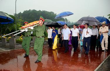 Đoàn đại biểu Tỉnh ủy, HĐND, Ủy ban MTTQ Việt Nam tỉnh Yên Bái dâng hoa viếng Nghĩa trang liệt sỹ tỉnh. 
