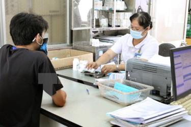 Cấp thuốc điều trị HIV/AIDS cho bệnh nhân.