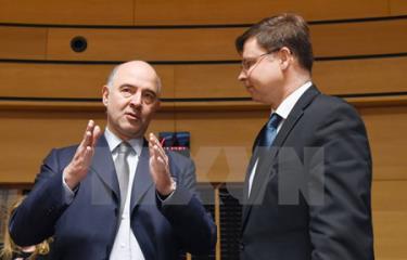 Ủy viên phụ trách các vấn đề kinh tế của EU Pierre Moscovici (trái) và Phó Chủ tịch EC Valdis Dombrovskis.