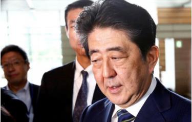 Thủ tướng Shinzo Abe  phát biểu trước báo giới tại Văn phòng Thủ tướng, ở Tokyo, ngày 3-7-2017.