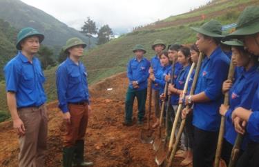 Đại diện Ban Thường vụ Tỉnh đoàn và Ban Chỉ đạo Chiến dịch tình nguyện hè 2017 trao đổi với các thanh niên tình nguyện trên công trình khai hoang.