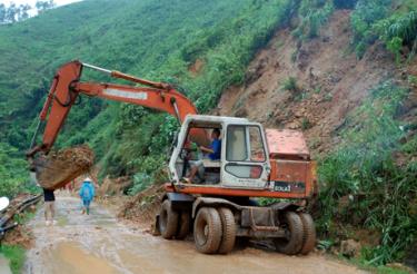 Bố trí lực lượng, vật tư, phương tiện tại các khu vực xung yếu để kịp thời triển khai phương án khắc phục, thông tuyến khi xảy ra sự cố sạt lở gây ách tắc giao thông.
