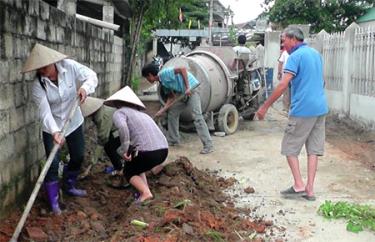 Người dân thôn Làng Già kiên cố hóa đường nội thôn.
