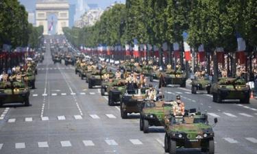 Xe quân sự Pháp trên đại lộ Champs-Elysées trong lễ duyệt binh năm 2013.