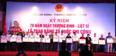 Lễ trao bằng Tổ quốc ghi công tới đại diện 498 gia đình liệt sĩ.