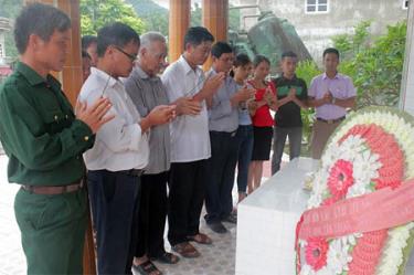 Lãnh đạo xã Tân Thịnh và các đoàn thể thắp hương tại Đài tưởng niệm các anh hùng liệt sỹ của xã.