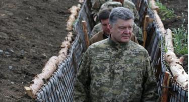 Tổng thống Ukraine Petro Poroshenko trong một chuyến đi kiểm tra hoạt động xây dựng công sự ở Donetsk.