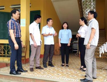 Đồng chí Hoàng Thị Thanh Bình (thứ 3 bên phải) cùng lãnh đạo các ban HĐND tỉnh giám sát việc thực hiện chính sách, pháp luật tại huyện Lục Yên.