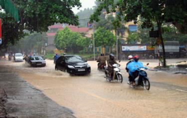 Mưa to dễ xảy ra ngập úng cục bộ trên các tuyến đường trong thành phố Yên Bái.