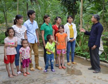 Ông Hoàng Kim Chân tuyên truyền, vận động đưa chủ trương, chính sách của Đảng, pháp luật của Nhà nước tới người dân trong xã Bình Thuận.