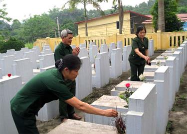 Cựu chiến binh xã Minh Bảo, thành phố Yên Bái tri ân các anh hùng liệt sỹ.