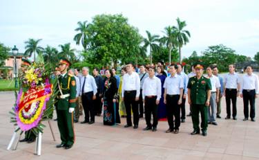 Đồng chí Phạm Thị Thanh Trà - Ủy viên Ban Chấp hành Trung ương Đảng, Bí thư Tỉnh ủy, Chủ tịch HĐND tỉnh cùng các thành viên trong Đoàn công tác kính viếng các anh hùng liệt sỹ tại Khu tưởng niệm Thành cổ Quảng Trị.