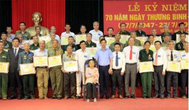 Các đồng chí lãnh đạo chụp ảnh lưu niệm cùng các đại biểu về dự Lễ kỷ niệm.