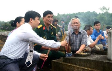 Đoàn công tác tỉnh Yên Bái thắp hương tưởng nhớ các anh hùng liệt sỹ tại Nghĩa trang Liệt sỹ Quốc tế Việt – Lào. (Ảnh: Mạnh Cường)