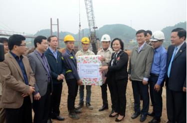 Đồng chí Phạm Thị Thanh Trà - Uỷ viên BCH Trung ương Đảng, Bí thư Tỉnh uỷ, Chủ tịch HĐND tỉnh thăm, tặng quà công nhân lao động tại công trường thi công cầu Bách Lẫm.