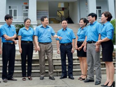 Đồng chí Vương Văn Bằng - Ủy viên Ban Chấp hành Đảng bộ tỉnh, Chủ tịch Liên đoàn Lao động tỉnh trao đổi với cán bộ các phòng, ban nghiệp vụ của Liên đoàn lao động tỉnh.