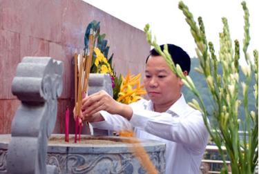 Đồng chí Đỗ Đức Duy - Phó Bí thư Tỉnh ủy, Chủ tịch UBND tỉnh thắp hương tưởng nhớ các anh hùng liệt sỹ tại Nghĩa trang Liệt sỹ tỉnh.