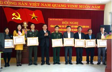 Những cá nhân có thành tích xuất sắc trong công tác tổ chức xây dựng Đảng năm 2016 được nhận giấy khen của Ban Tổ chức Tỉnh ủy.