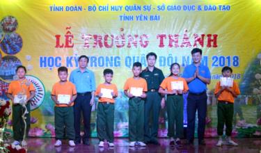 Ban tổ chức trao giấy chứng nhận trưởng thành chương trình Học kỳ trong quân đội cho các chiến sỹ 