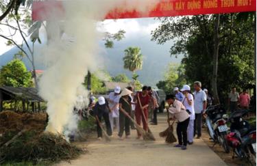 Cán bộ Trung tâm Y tế huyện cùng nhân dân tham gia tổng vệ sinh.