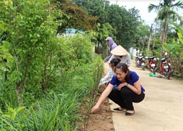 Hội viên phụ nữ xã luôn gương mẫu, đi đầu vận động nhân dân tham gia dọn vệ sinh môi trường.