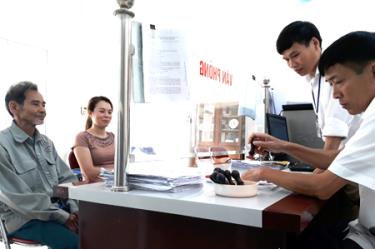 Các TTHC được giải quyết nhanh gọn tại bộ phận một cửa xã Tân Thịnh.